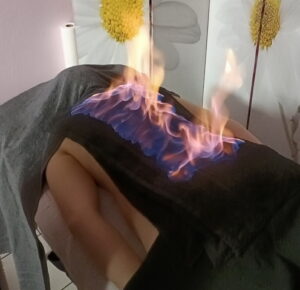 Masaż ogniem na plecach